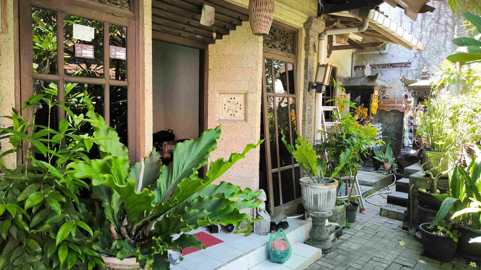 1 BIDANG TANAH DENGAN TOTAL LUAS 190 M2 BERIKUT BANGUNAN DI KOTA DENPASAR