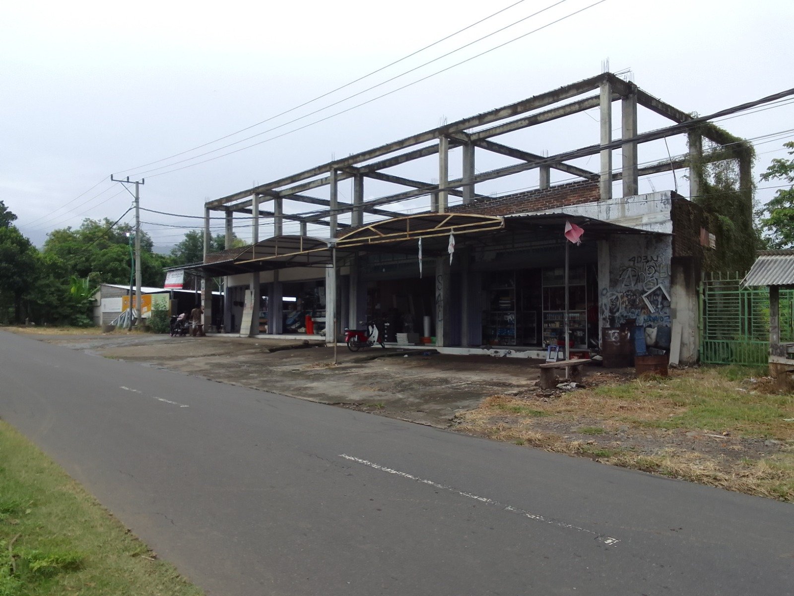 1 BIDANG TANAH DENGAN TOTAL LUAS 2747 M2 BERIKUT BANGUNAN DI KABUPATEN LOMBOK TIMUR