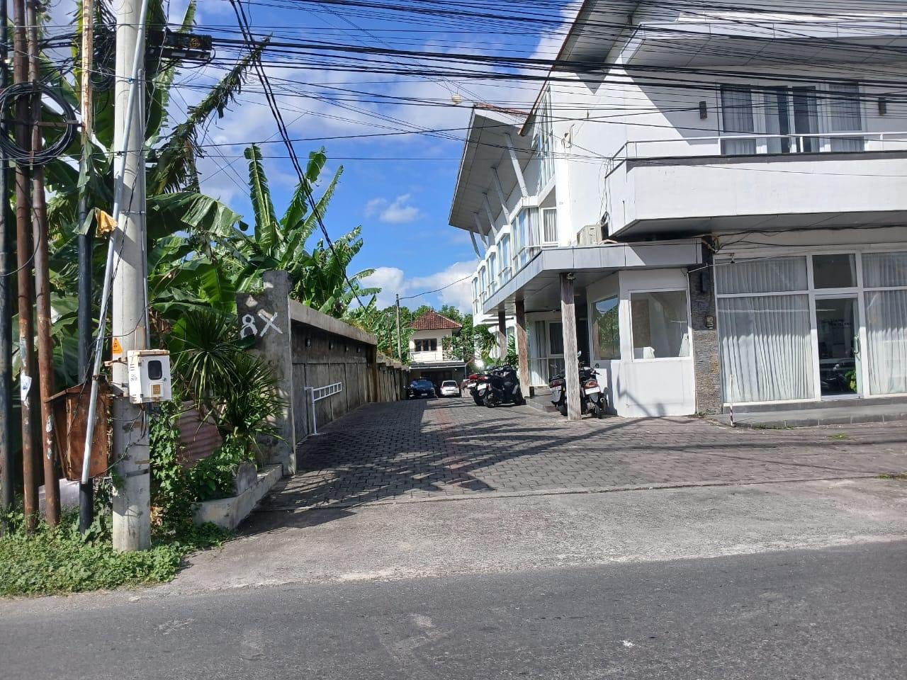 1 BIDANG TANAH DENGAN LUAS TOTAL 3000 M2 BERIKUT BANGUNAN DI KABUPATEN BADUNG 