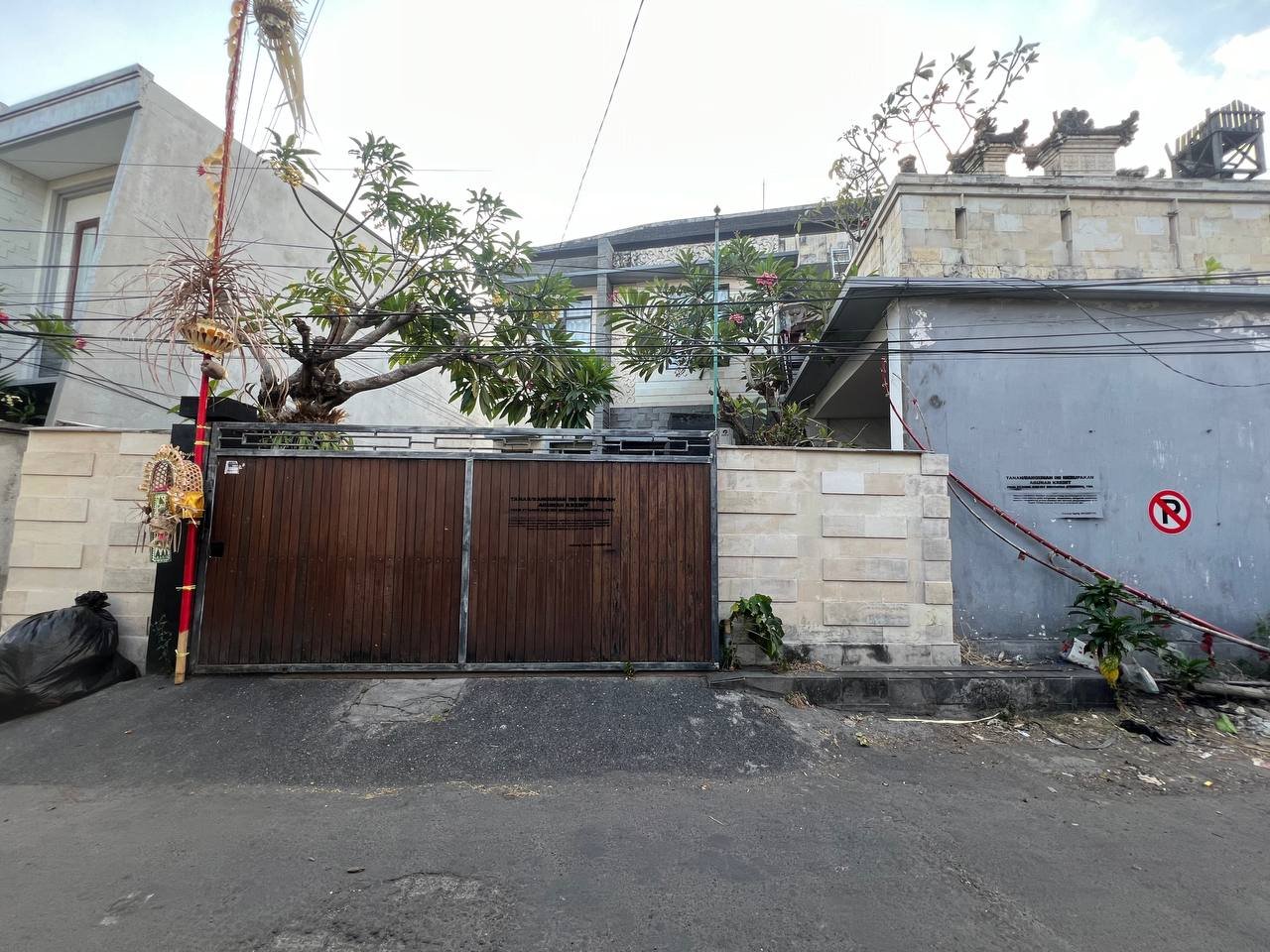 1 BIDANG TANAH DENGAN LUAS TOTAL 300 M2 BERIKUT BANGUNAN DI KOTA DENPASAR 